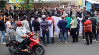 Massa yang tergabung dalam Forum Masyarakat Pemuda Mahasiswa Timur Cinta NKRI saat menggelar aksi di depan kantor Indonesia Corruption Watch (ICW), Jakarta, Senin (26/2/2024). [Suara.com/Alfian Winanto]