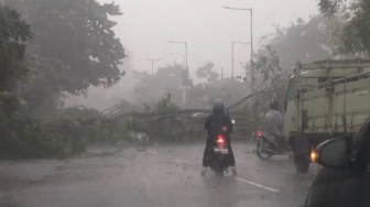 Waspada Cuaca Ekstrem Landa Jatim hingga 18 Maret, Hujan Es hingga Banjir