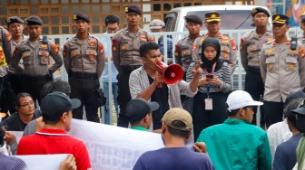 Massa yang tergabung dalam Forum Masyarakat Pemuda Mahasiswa Timur Cinta NKRI saat menggelar aksi di depan kantor Indonesia Corruption Watch (ICW), Jakarta, Senin (26/2/2024). [Suara.com/Alfian Winanto]