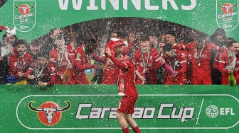 Para pemain Liverpool berselebrasi usai memenangkan pertandingan final Carabao Cup antara Chelsea dan Liverpool di stadion Wembley, London, Inggris, Minggu (25/2/2024). [Glyn KIRK / AFP]