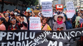 Massa yang tergabung Gerakan Keadilan Rakyat (GKR) melakukan aksi protes di depan Kantor Bawaslu, Jakarta, Selasa (27/2/2024). [Suara.com/Alfian Winanto]