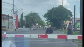 Momen Becak Motor Mogok Saat Terobos Perlintasan Kereta Api di Surabaya: Sabar Dikit Kok Susah