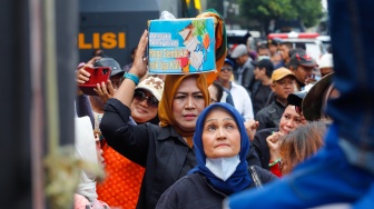 Massa yang tergabung Gerakan Keadilan Rakyat (GKR) melakukan aksi protes di depan Kantor Bawaslu, Jakarta, Selasa (27/2/2024). [Suara.com/Alfian Winanto]