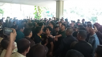 Demo Mahasiswa UP Soal Kasus Pelecehan Rektor Memanas, Saling Dorong Tak Terhindarkan