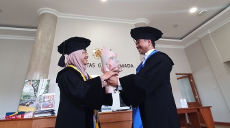 Pasangan Suami-Istri Dikukuhkan Guru Besar UGM secara Bersamaan, Pidatonya Sweet Abis!