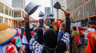 Massa yang tergabung Gerakan Keadilan Rakyat (GKR) melakukan aksi protes di depan Kantor Bawaslu, Jakarta, Selasa (27/2/2024). [Suara.com/Alfian Winanto]