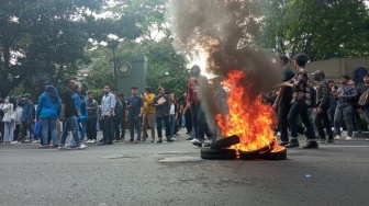 Sang Rektor Prof Edie Urung Dicopot Buntut Diduga Cabuli Bawahan, Mahasiswa UP Demo Tutup Jalan hingga Bakar Ban