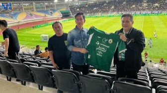 Gibran Bikin Heboh Laga PSS Sleman vs Persita di Stadion Manahan, Dapat Hadiah Jersey Hijau