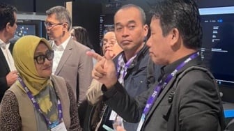 Pemimpin Redaksi Suara.com, Suwarjono (kanan) tengah berbincang dengan Presiden Direktur PT XL Axiata, Dian Siswarini (kiri) di Gelaran Mobile World Congress (MWC) 2024 Barcelona, mulai Senin 26 Februari hingga Kamis 29 Februari 2024. [Suara.com/Suwarjono]