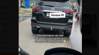 Tak Terima Ditegur Buang Abu Rokok saat Mengemudi, Pengendara Mobil malah Tantang Pemotor: Enggak Ada Otak