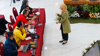 Panitia Pemilihan Luar Negeri (PPLN) Athena, Siti Sampin (kanan) menunjukan blanko dokumen yang masih tersegel kepada saksi dari partai politik saat rapat pleno rekapitulasi penghitungan suara Pemilu 2024 tingkat nasional di Kantor KPU, Jakarta, Rabu (28/2/2024). [Suara.com/Alfian Winanto]