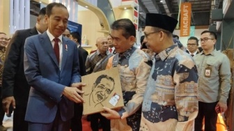 Penjabat Wali Kota Pontianak Serahkan Lukisan Wajah Jokowi Berbahan Ampas Kopi