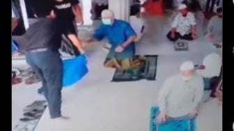 Momen Bapak-bapak Ikut Rebutan Nasi Gratis Padahal Lagi Salat, Warganet: Imannya Setipis Tisu