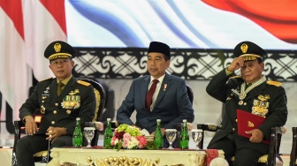 Presiden Joko Widodo (tengah) didampingi Menteri Pertahanan Prabowo Subianto (kanan) dan Panglima TNI Jenderal TNI Agus Subianto (kiri) usai menyematkan pangkat Jenderal TNI Kehormatan dalam Rapat Pimpinan (Rapim) TNI dan Polri Tahun 2024 di Mabes TNI, Jakarta, Rabu (28/2/2024). [ANTARA FOTO/Bayu Pratama S].