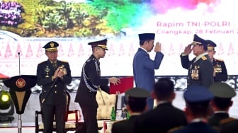 Presiden Joko Widodo (tengah) membalas hormat dari Menteri Pertahanan Prabowo Subianto (kedua kanan) saat penganugerahan pangkat Jenderal TNI Kehormatan yang disaksikan Panglima TNI Jenderal TNI Agus Subianto (kiri) dan Kapolri Jenderal Pol Listyo Sigit Prabowo dalam Rapat Pimpinan (Rapim) TNI dan Polri Tahun 2024 di Mabes TNI, Cilangkap, Jakarta Timur, Rabu (28/2/2024). [ANTARA FOTO/Sigid Kurniawan].