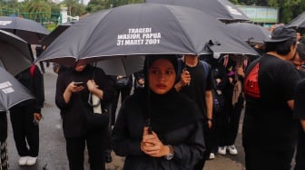 Sejumlah aktivis, akademisi, mahasiswa, dan elemen masyarakat sipil mengikuti Aksi Kamisan ke-807 di seberang Istana Merdeka, Jakarta, Kamis (29/2/2024). [Suara.com/Alfian Winanto]