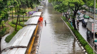 Banjir menggenangi kawasan sekitar Cempaka Putih, Jakarta, Kamis (29/2/2024). [Suara.com/Alfian Winanto]