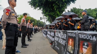 Sejumlah aktivis, akademisi, mahasiswa, dan elemen masyarakat sipil mengikuti Aksi Kamisan ke-807 di seberang Istana Merdeka, Jakarta, Kamis (29/2/2024). [Suara.com/Alfian Winanto]