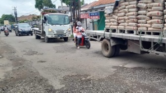 Jalan Kelapa Dua Berlubang dan Rusak, Banyak Warga yang Jatuh