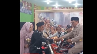 Agak Laen! Sejoli Ini Ijab Kabul di Atas Motor Trail, Posisi Penghulu Jadi Sorotan