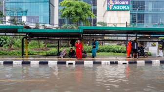 Banjir menggenangi kawasan sekitar Cempaka Putih, Jakarta, Kamis (29/2/2024). [Suara.com/Alfian Winanto]