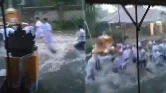 Pantang Menyerah, Rombongan Iringan Melasti Ini Terjang Banjir