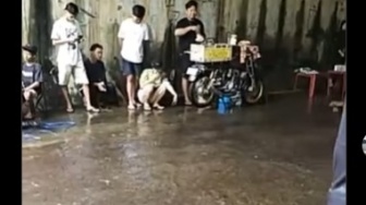 Viral Tempat Ngopi 'Estetik' di Kolong Jembatan di Pasuruan: Kalau Ada Banjir Bandang Gimana