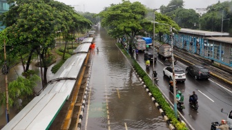 Banjir menggenangi kawasan sekitar Cempaka Putih, Jakarta, Kamis (29/2/2024). [Suara.com/Alfian Winanto]