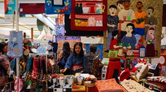 Pengunjung memilih produk kerajinan tangan dalam Pameran International Handicraft Trade Fair (Inacraft) ke-24 di Jakarta Convention Center (JCC) Senayan, Jakarta, Jumat (1/3/2024). [Suara.com/Alfian Winanto]