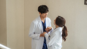 Spoiler Drama 'Doctor Slump' Episode 11: Kencan Rahasia di Tangga Darurat