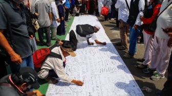 Massa dari sejumlah elemen masyarakat menuliskan tanda tangan ketika unjuk rasa saat


 Aksi Gema 0103 di Depan Gedung DPR RI, Jakarta, Jumat (1/3/2024). [Suara.com/Alfian Winanto]