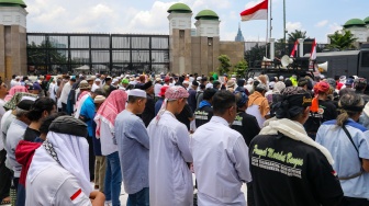 Salat Jumat Bersama Para Pengunjuk Rasa Sebelum Demo Tolak Pemilu Curang di Gedung DPR