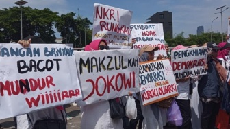 Sangar! Ikut Geruduk DPR, Emak-emak Massa FPR Tenteng Poster: Makzulkan Jokowi