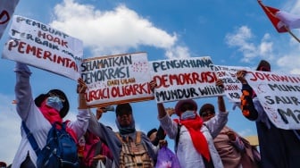 Emak-emak Ikut Geruduk DPR, Tolak Pemilu Curang dan Tuntut Jokowi Turun!