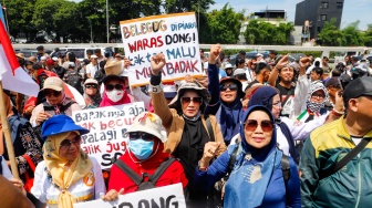 Massa dari sejumlah elemen masyarakat melakukan unjuk rasa saat Aksi Gema 0103 di Depan Gedung DPR RI, Jakarta, Jumat (1/3/2024). [Suara.com/Alfian Winanto]