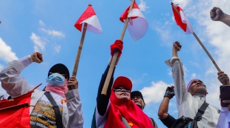 Massa dari sejumlah elemen masyarakat melakukan unjuk rasa saat Aksi Gema 0103 di Depan Gedung DPR RI, Jakarta, Jumat (1/3/2024). [Suara.com/Alfian Winanto]