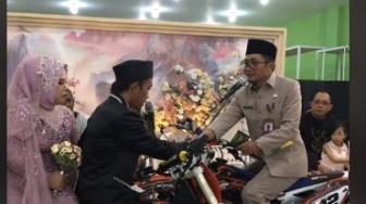 Konsep Agak Lain Pernikahan Pasangan Ini, Ijab Kabul Di Atas Motor Trail dan Langsung Geber usai Sah