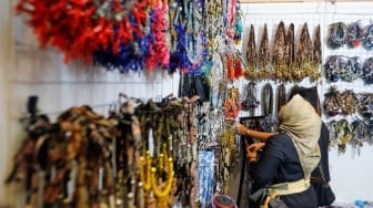 Pengunjung memilih produk kerajinan tangan dalam Pameran International Handicraft Trade Fair (Inacraft) ke-24 di Jakarta Convention Center (JCC) Senayan, Jakarta, Jumat (1/3/2024). [Suara.com/Alfian Winanto]