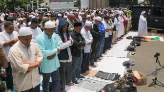 Massa dari sejumlah aliansi masyarakat menggelar salat jumat bersama saat Aksi Gema 0103 di Depan Gedung DPR RI, Jakarta, Jumat (1/3/2024). [Suara.com/Alfian Winanto]