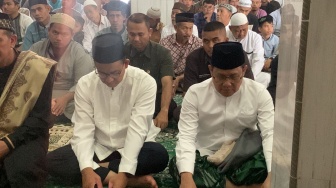 Dempetan Duduk Bersila, Anies - Cak Imin Jumatan Bareng di Masjid Dekat JIS