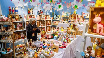 Pengunjung memilih produk kerajinan tangan dalam Pameran International Handicraft Trade Fair (Inacraft) ke-24 di Jakarta Convention Center (JCC) Senayan, Jakarta, Jumat (1/3/2024). [Suara.com/Alfian Winanto]