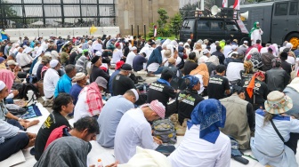 Massa dari sejumlah aliansi masyarakat menggelar salat jumat bersama saat Aksi Gema 0103 di Depan Gedung DPR RI, Jakarta, Jumat (1/3/2024). [Suara.com/Alfian Winanto]