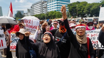 Massa dari sejumlah elemen masyarakat melakukan unjuk rasa saat Aksi Gema 0103 di Depan Gedung DPR RI, Jakarta, Jumat (1/3/2024). [Suara.com/Alfian Winanto]