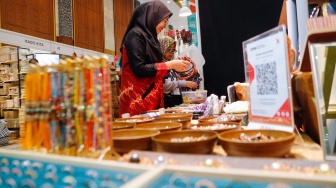 Pengunjung memilih produk kerajinan tangan dalam Pameran International Handicraft Trade Fair (Inacraft) ke-24 di Jakarta Convention Center (JCC) Senayan, Jakarta, Jumat (1/3/2024). [Suara.com/Alfian Winanto]