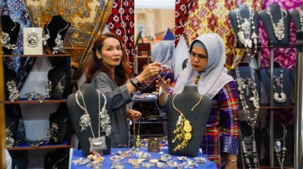 Pengunjung memilih produk kerajinan tangan dalam Pameran International Handicraft Trade Fair (Inacraft) ke-24 di Jakarta Convention Center (JCC) Senayan, Jakarta, Jumat (1/3/2024). [Suara.com/Alfian Winanto]