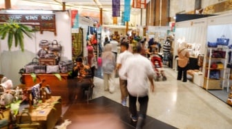 Pengunjung memilih produk kerajinan tangan dalam Pameran International Handicraft Trade Fair (Inacraft) ke-24 di Jakarta Convention Center (JCC) Senayan, Jakarta, Jumat (1/3/2024). [Suara.com/Alfian Winanto]