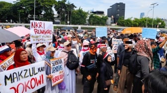 Massa dari sejumlah elemen masyarakat melakukan unjuk rasa saat Aksi Gema 0103 di Depan Gedung DPR RI, Jakarta, Jumat (1/3/2024). [Suara.com/Alfian Winanto]