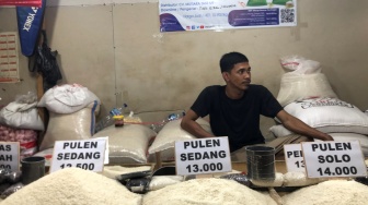 Jokowi Klaim Harga Beras Turun di Pasar Induk, Begini Kelakar Pedagang Bekasi