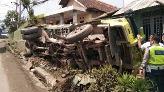 Muatan Batu Split Berhamburan, Truk Terguling di Parung Panjang, Rumah Warga Hancur