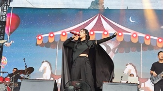 Ngaku Kaku Karena Lama Tak Tampil, Isyana Sarasvati Tetap Gemparkan Panggung Joyland Festival Bali